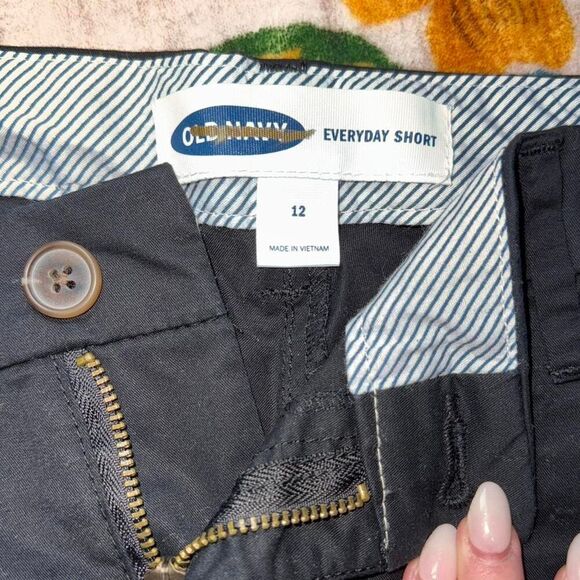 Old Navy Black High Waist Everyday Shorts (Cotton Chino Shorts) - Picture 5 of 8